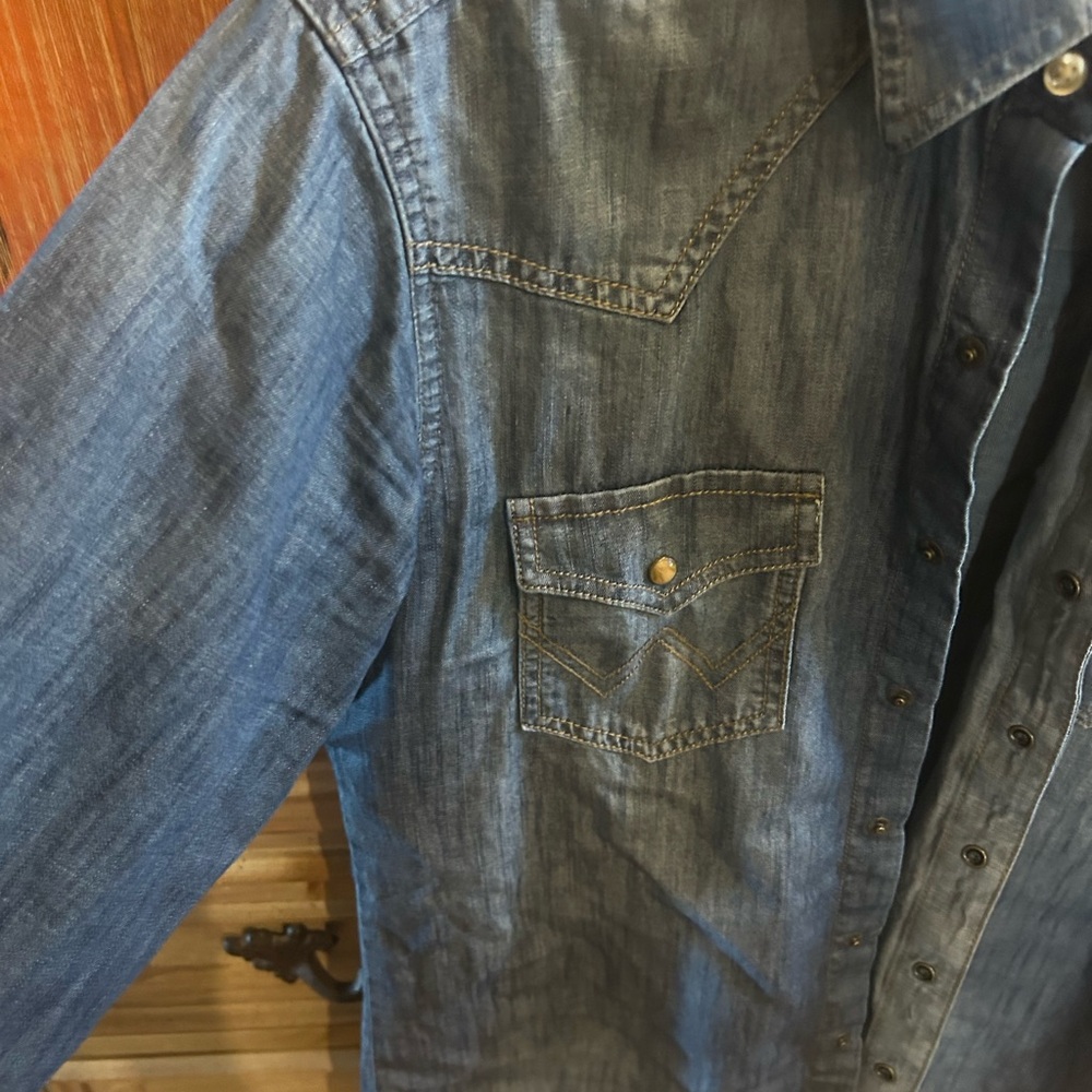 Men’s denim wranglers shirt with pearl snaps - Picture 2 of 3
